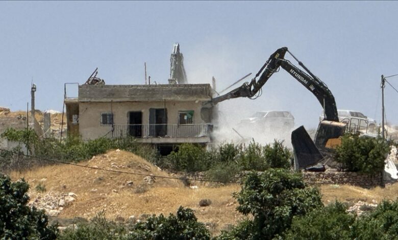 مستوطنون إسرائيليون يحرقون أراضٍ فلسطينية والجيش يهدم منازل في الضفة الغربية المحتلة